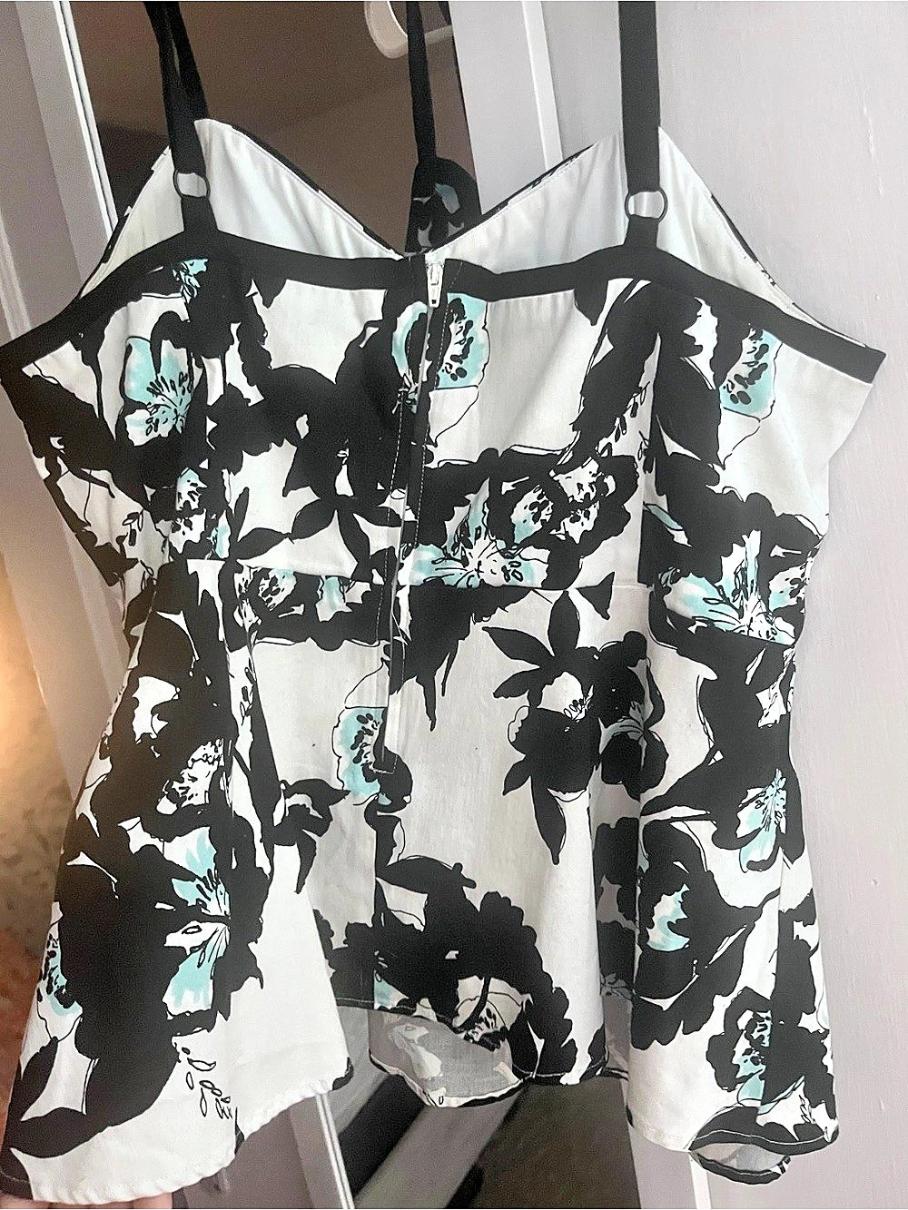 TORRID Floral peplum Camisole in Black & White Size 1 Never worn NWOT - Picture 2 of 3